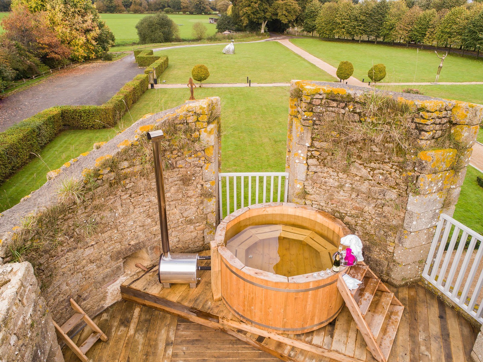 Bain nordique dans une tour du château, avec vue sur le parc