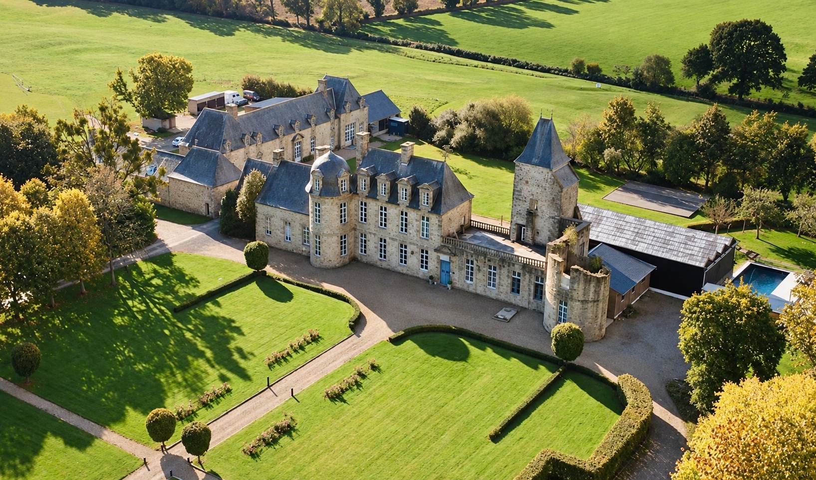 Vue aérienne du Château du Bois-Guy et de son parc