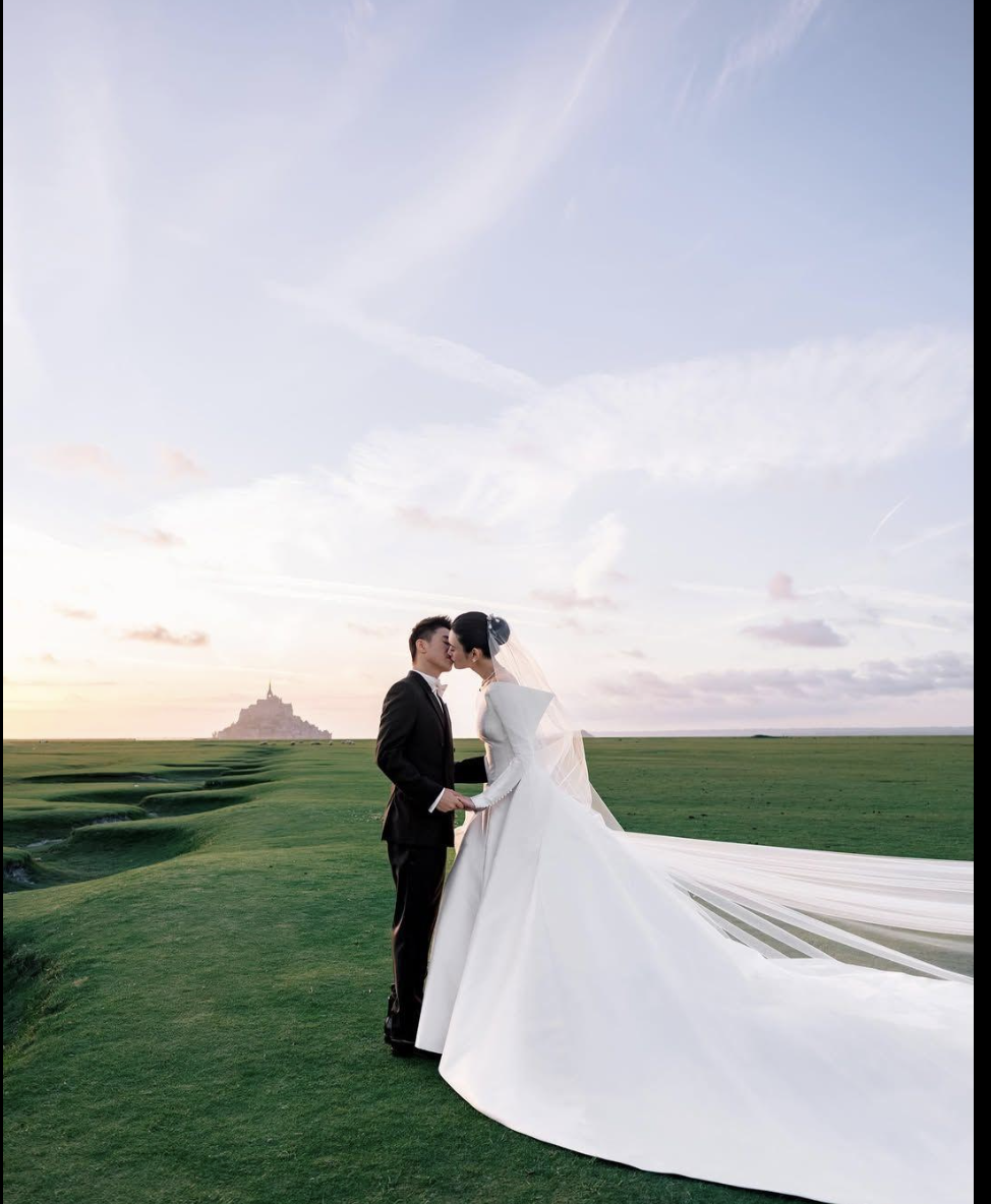 Ming Xi et Mario Ho photographiés dans la baie du Mont-Saint-Michel, une création de José Villa